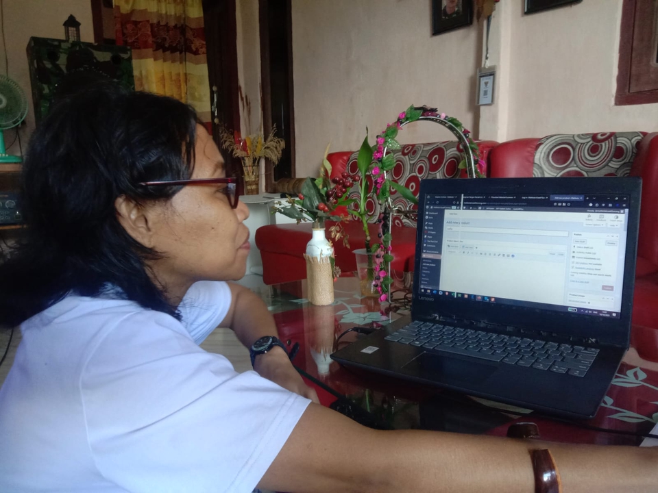Mengajarkan fungsi dan tugas kelola website kepada salah satu klien