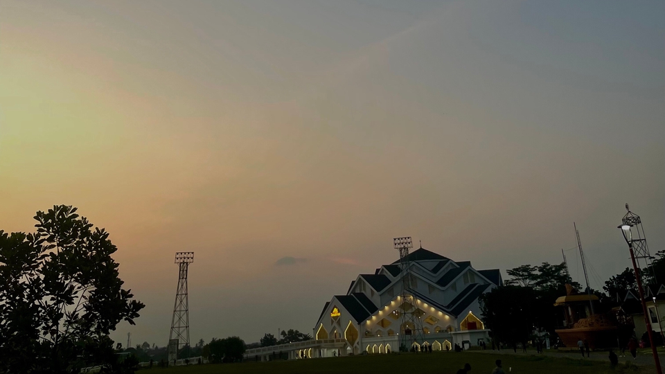 view sebuah masjid dan langit menjelang magrib