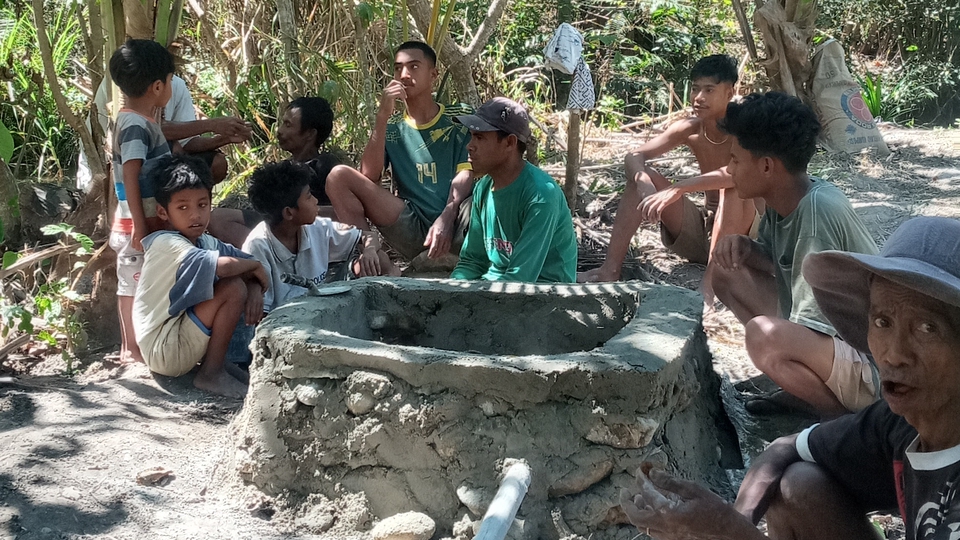 Proses pemasangan pompa hydram di desa