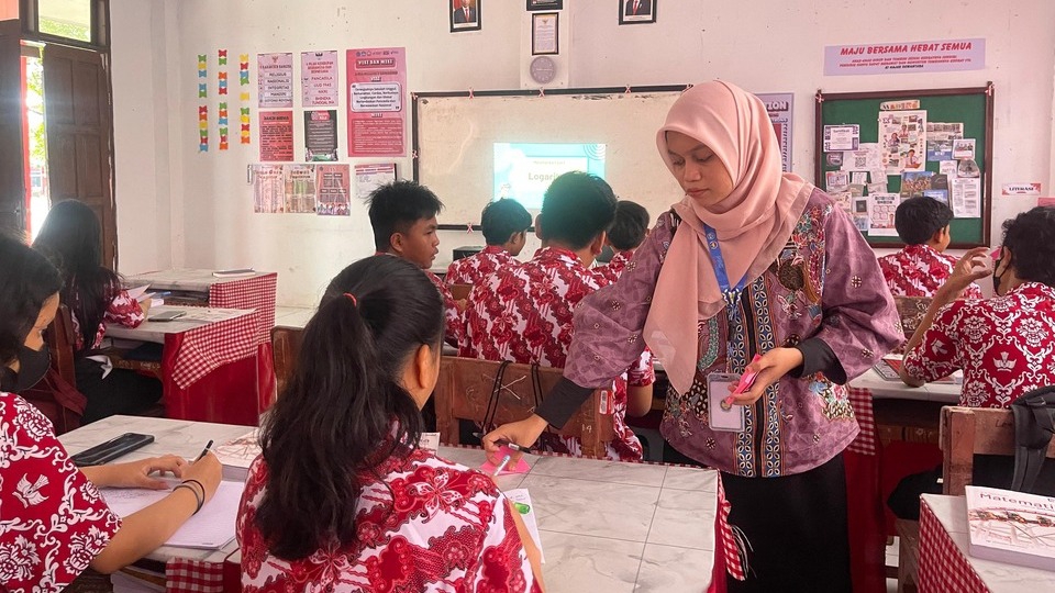 Membuat dan mengaplikasikan media ajar PowerPoint untuk mendukung pembelajaran interaktif.








