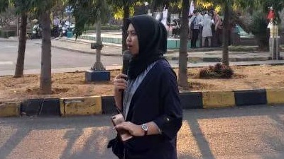 mendubbing secara langsung dalam pentas seni