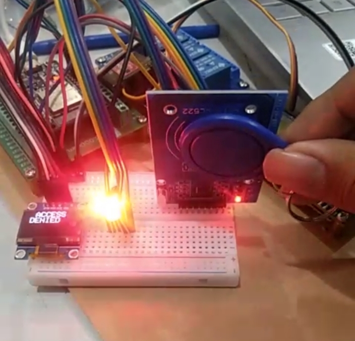 Modul untuk membuka pintu dengan rfid dan ditampilkan di Oled