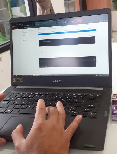 Fokus mengembangkan sistem web dinamis dengan tampilan dan fitur yang responsif.
