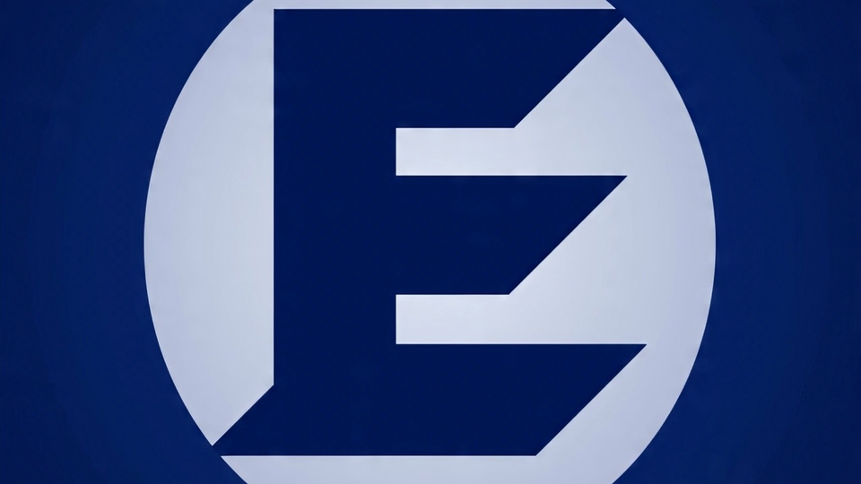 Contoh pembuatan logo dengan huruf E