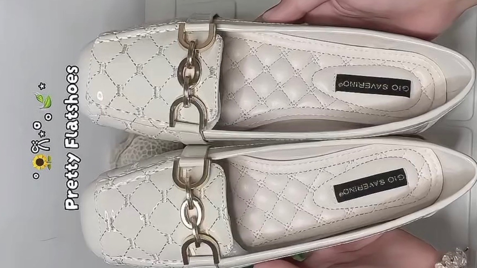 Flatshoes yg nyaman membuat langkah lebih ringan.