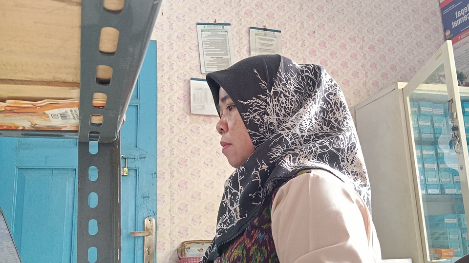 Sedang mengetik tugas harian