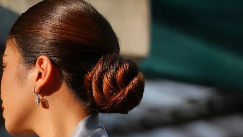 Hairdo graduation adalah gaya rambut khusus untuk acara wisuda yang elegan dan rapi