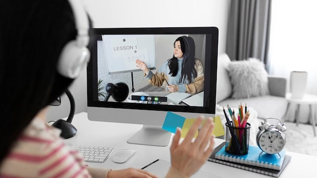 Mengajar melalui zoom/gmeet, tanya jawab melalui WhatsApp