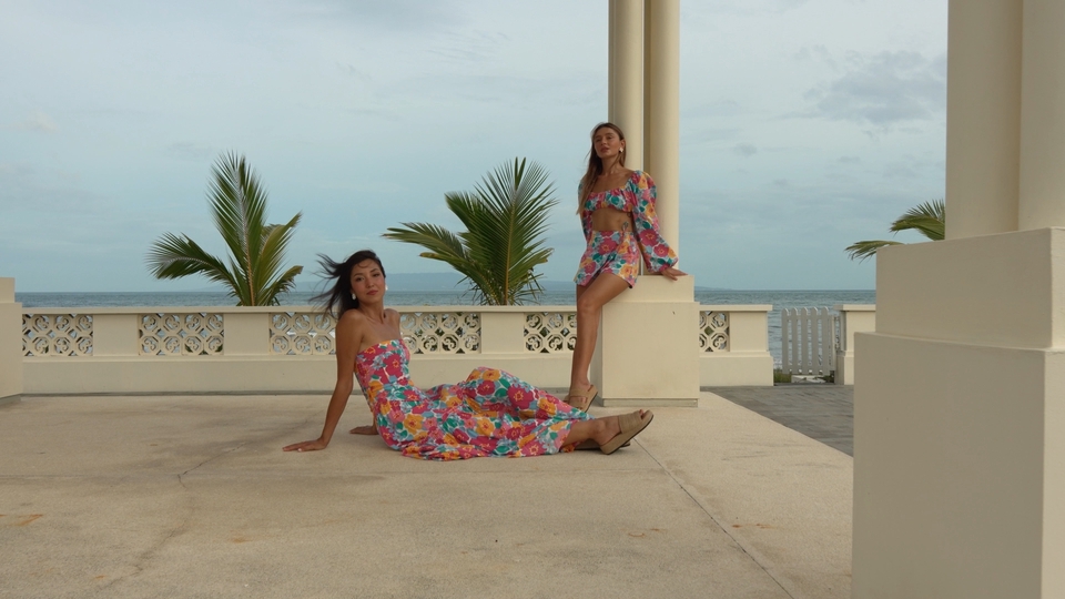 Editorial pantai untuk promosi brand fashion