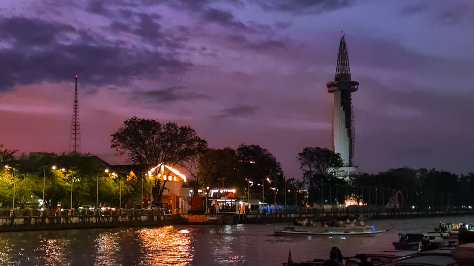 Sebuah jepretan foto di tempat wisata lokal yang bernama siring sungai di banjarmasin, kalsel