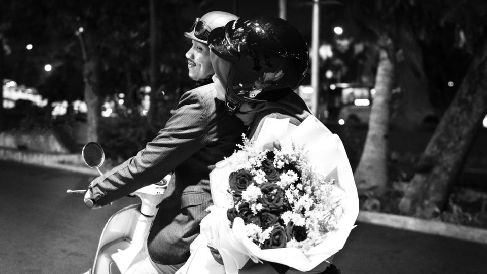 Abadikan momen cinta dengan foto prewedding romantis, klasik, dan penuh kehangatan.