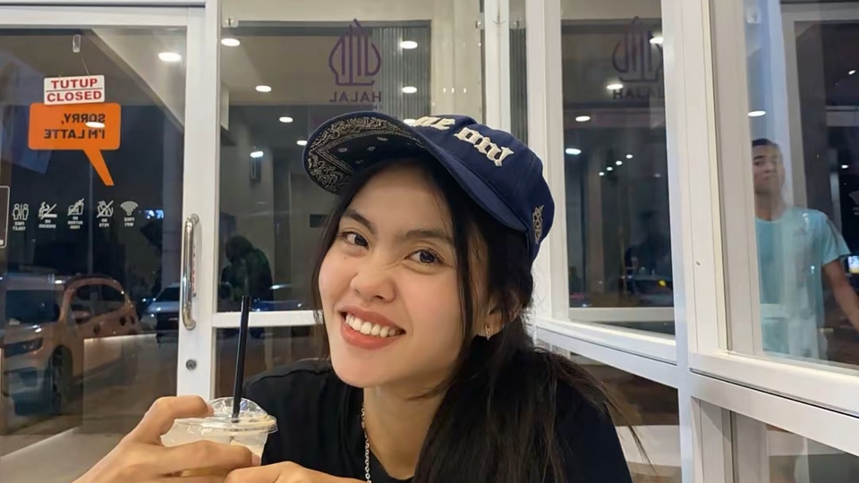 pernah mengisi suara di channel youtube dan menjadi host magang di salah satu radio