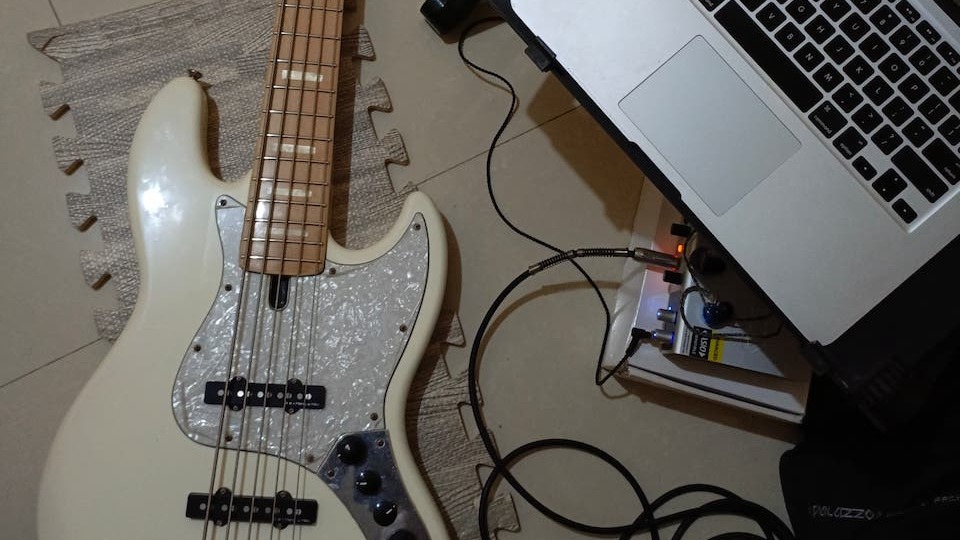 Jasa Sound Engineer / Edit Suara Video - Saya akan mengisi bass profesional untuk lagu Anda dengan tone yang groovy dan solid