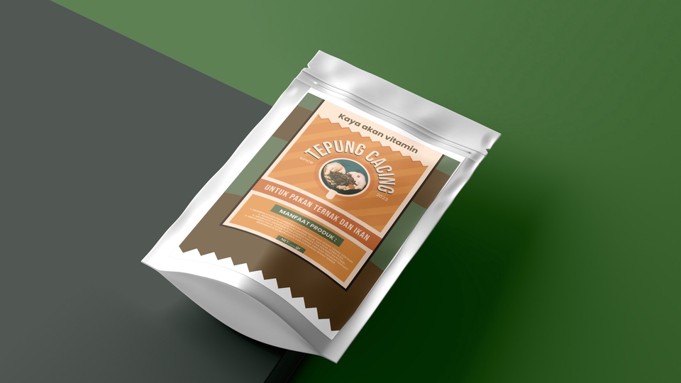Mockup desain kemasan tepung cacing gaya natural, siap cetak dan branding UMKM.
