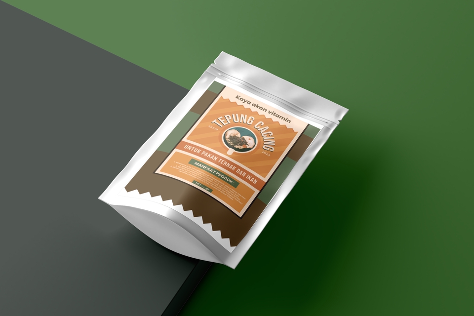 Mockup kemasan produk tepung cacing dengan tampilan modern dan profesional.

