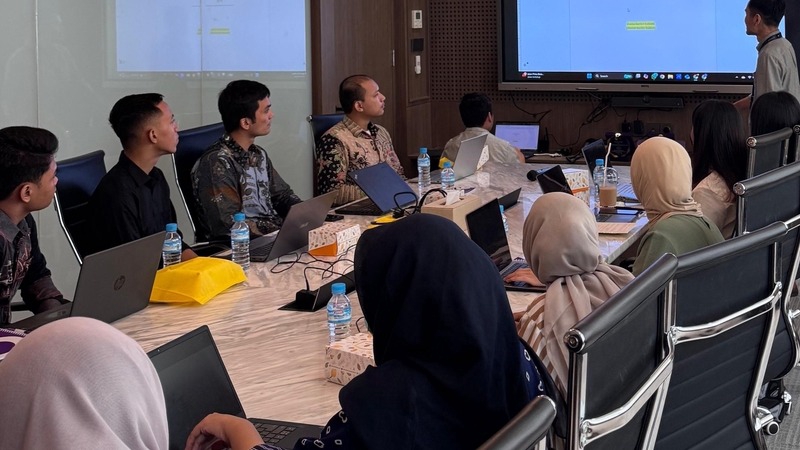Diskusi bersama dalam merancang strategi hukum yang tepat.