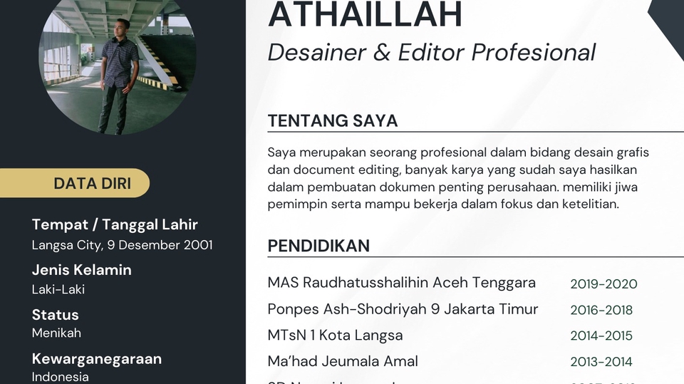 Portofolio kreatif dengan pengalaman kerja, pendidikan, dan keahlian lengkap